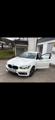 BMW BMW 118i Sport Line Automatik| Apple CarPl...
