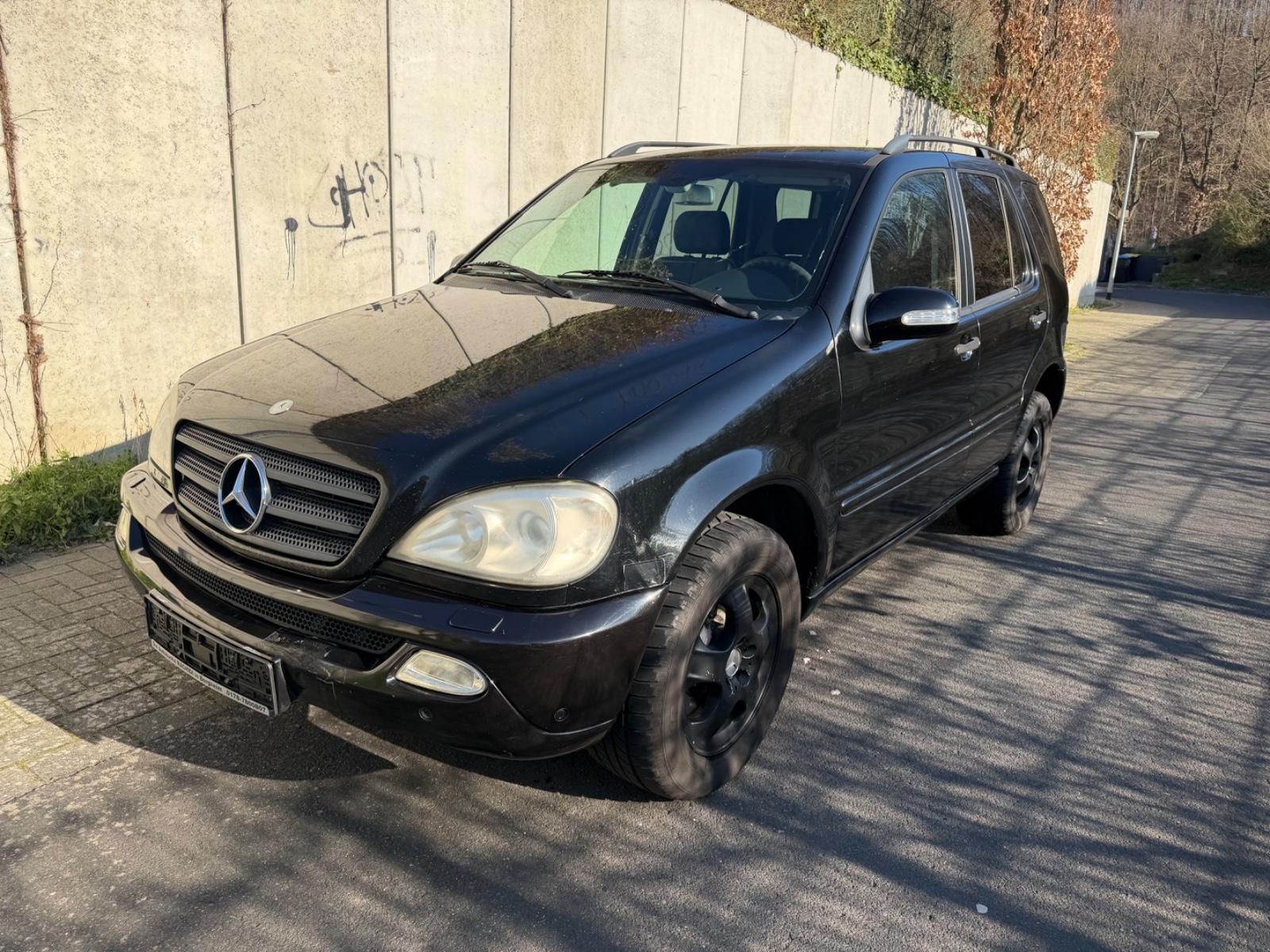 Mercedes-Benz ML270 2004 — interior