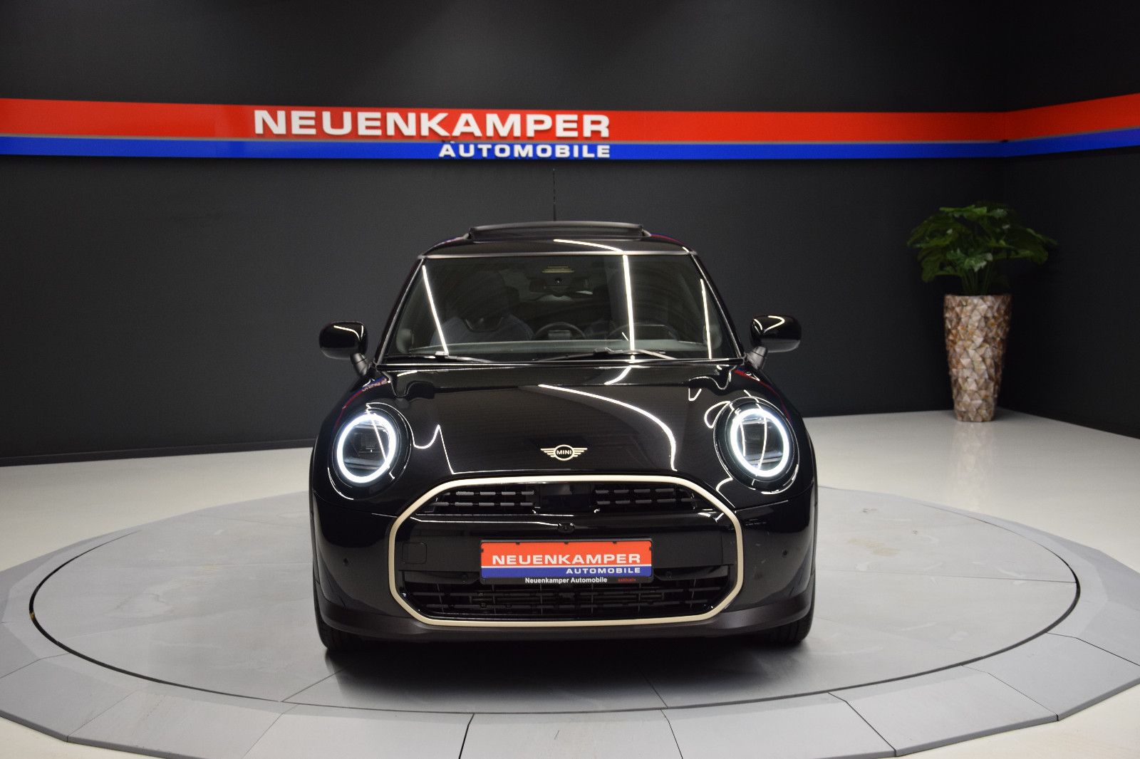 Fahrzeugabbildung MINI Cooper C Favoured Trim Paket-L Pano h/k HuD