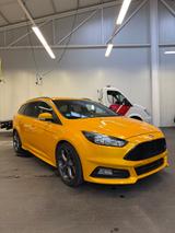Ford Focus Turnier ST 1.Hand 8-Fach bereift - mit Diesel-Antrieb: Gelb, Kombi