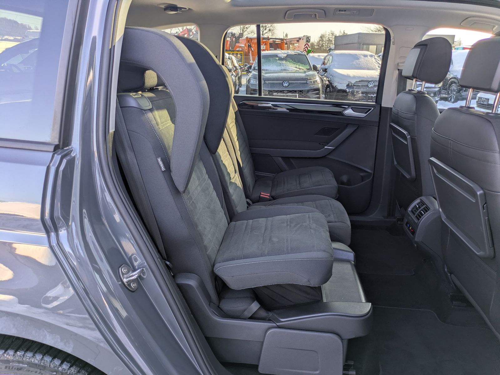 Fahrzeugabbildung Volkswagen Touran 2.0 DSG R-Line High BLACK Pano 7Si IQ AHK