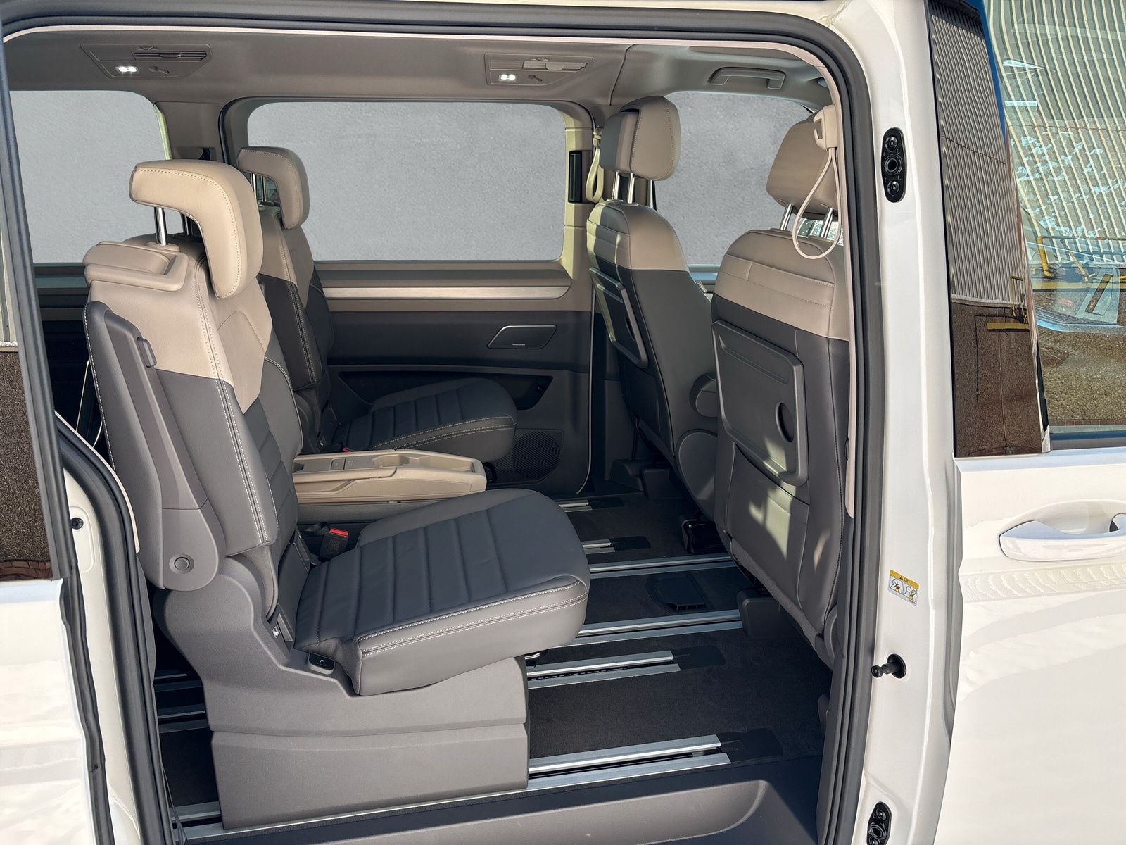 Fahrzeugabbildung Volkswagen Multivan Life Edition 110kW 7-Gang DSG Navi, AHK