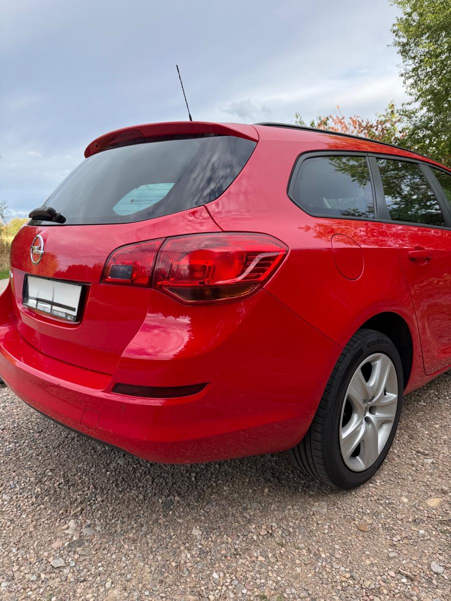 Opel Astra 2011 — photo 5