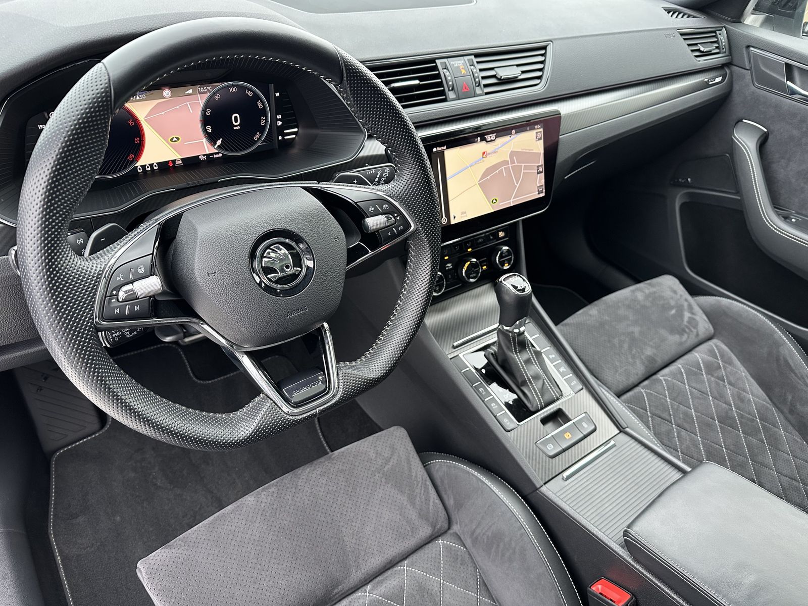 Fahrzeugabbildung SKODA Superb Combi Sportline 4x4 NAV+LED+PANO+360°+PLA