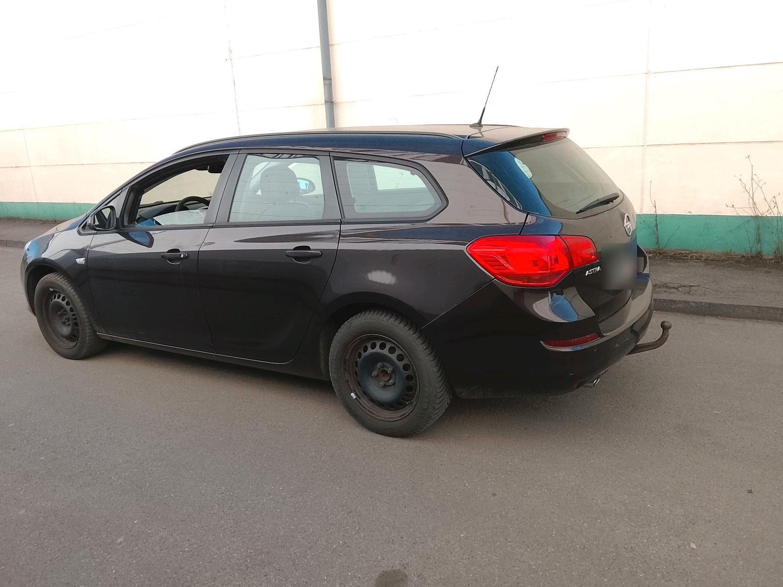 Opel Astra 2012 — rear view