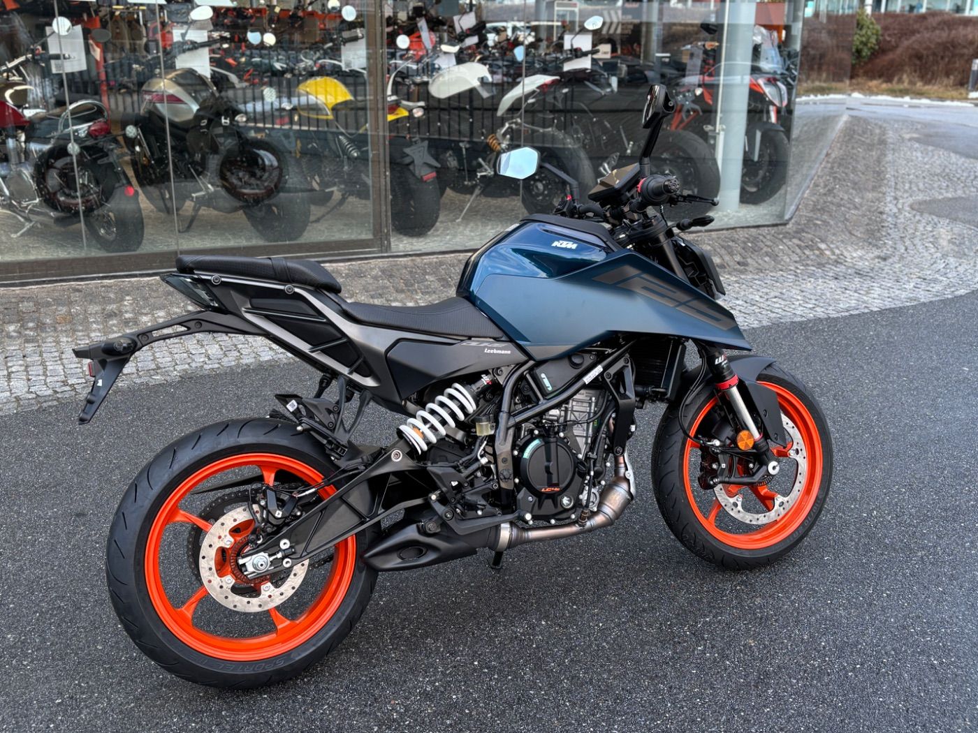 Fahrzeugabbildung KTM 125 Duke Modell 2026 auch in Schwarz erhältlich