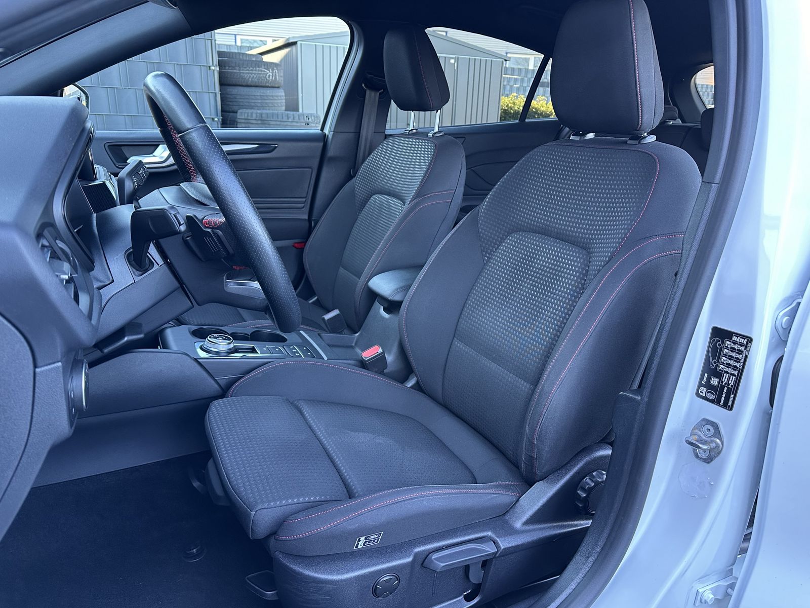 Fahrzeugabbildung Ford Focus 2.0 EB Aut. ST-Line NAV+LED+AHK+ACC+KAMERA