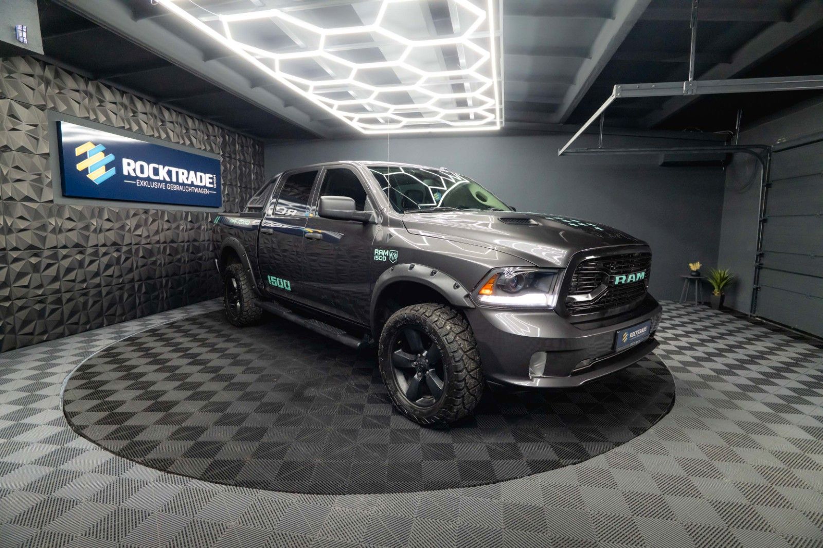 Fahrzeugabbildung Dodge RAM 5.7 V8 HEMI 4x4 OFFROAD Night-Paket *LED*