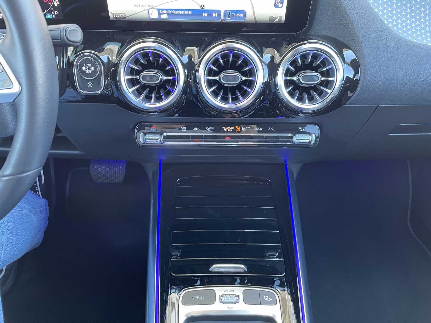 Fahrzeugabbildung Mercedes-Benz GLA 220 4M 8G Progressive R-Kamera +Distr+Ambien
