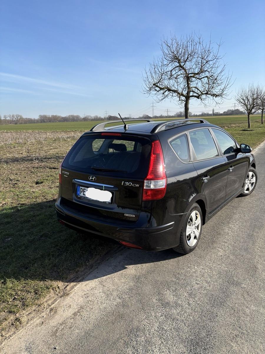 Hyundai i30 2011 — rear view
