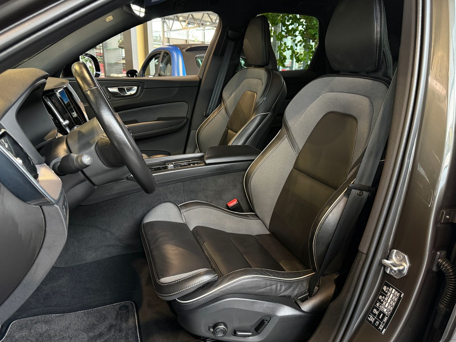 Fahrzeugabbildung Volvo XC60 R Design AWD AHK LED NAVI