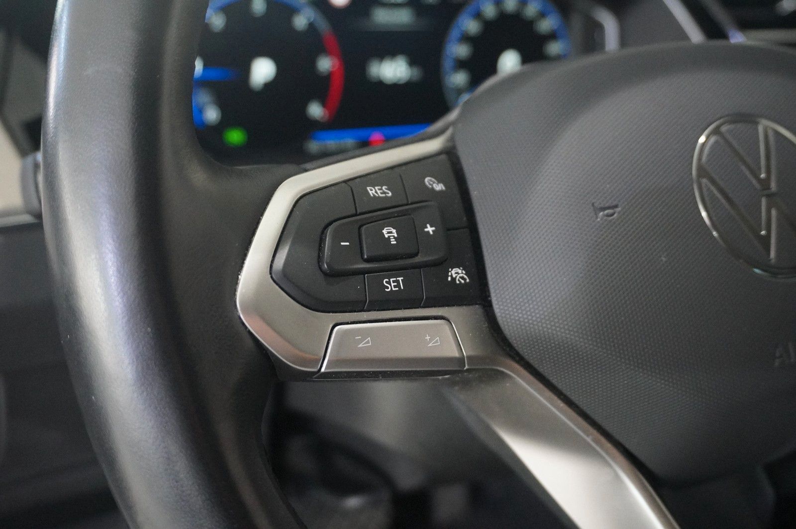 Fahrzeugabbildung Volkswagen Passat Vari. 2.0D R-LINE 4M NAVI/LED/KAMERA/AHK