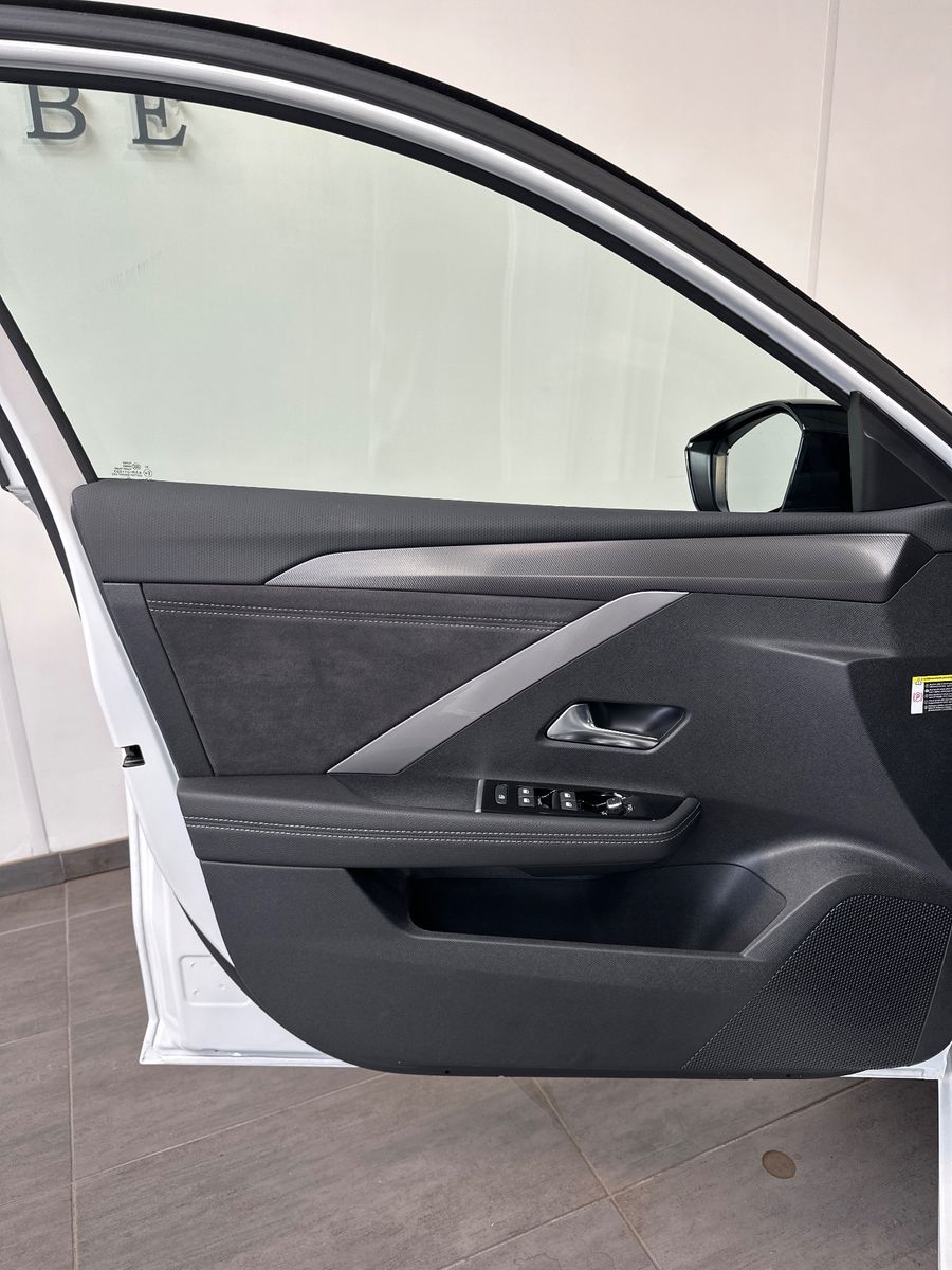 Fahrzeugabbildung Opel Astra SpT 1.5 D Aut Ultimate NAV+LED+PANO+360°