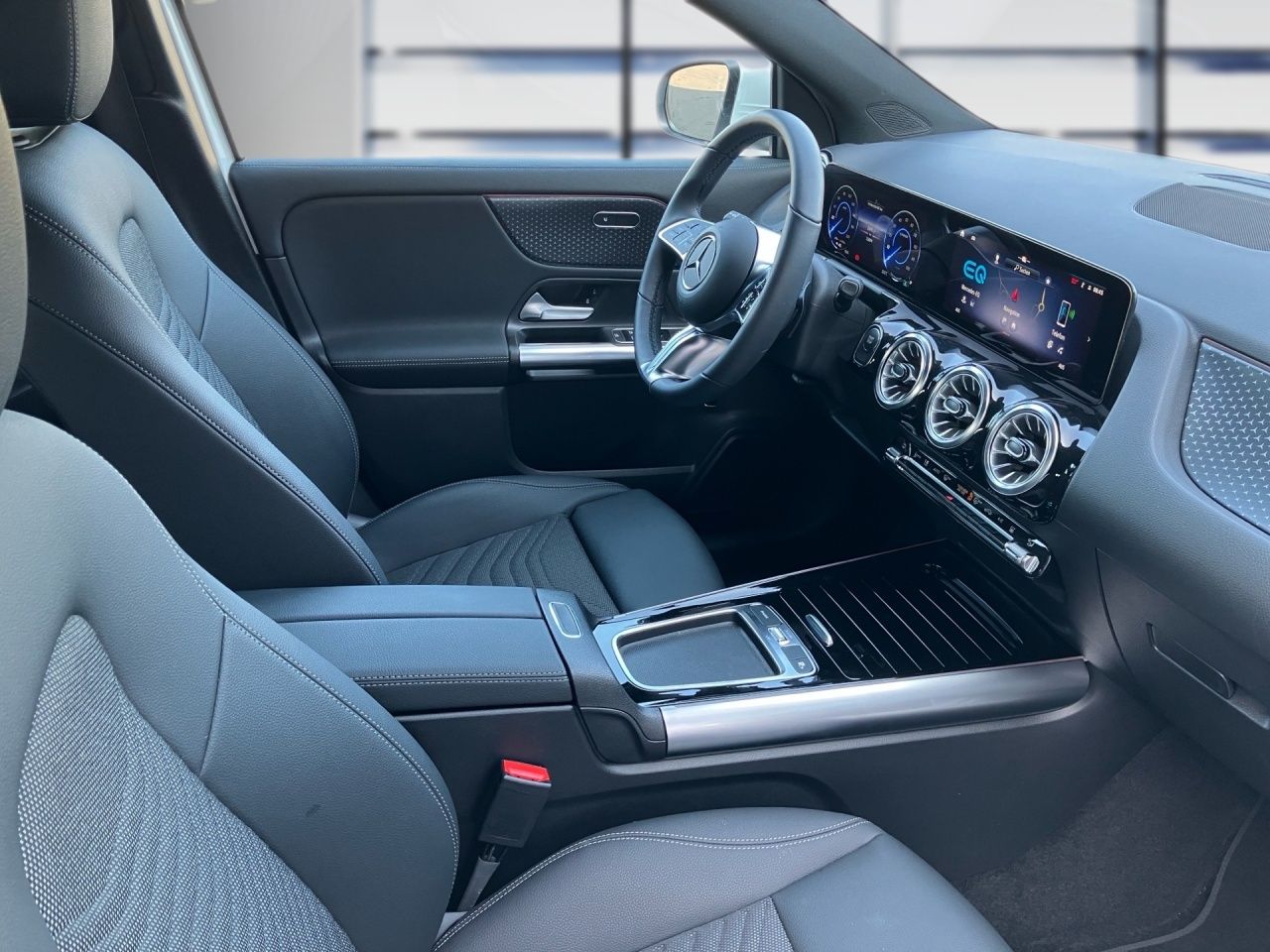 Fahrzeugabbildung Mercedes-Benz EQA 250 BONUS+AHK+KAMERA+LENKRADHEIZ+AMBIENTE+
