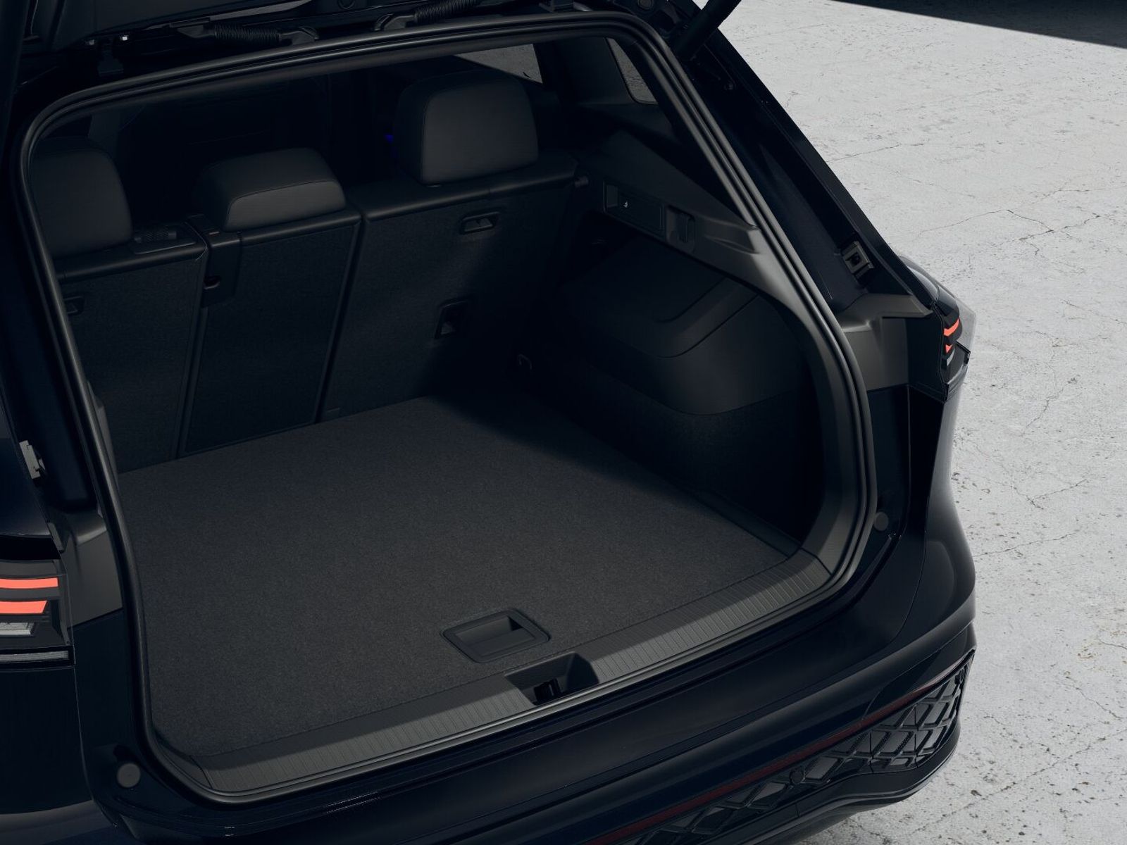 Fahrzeugabbildung Volkswagen Tiguan  R-Line 1.5 eHybrid DSG *AHK, Black Style