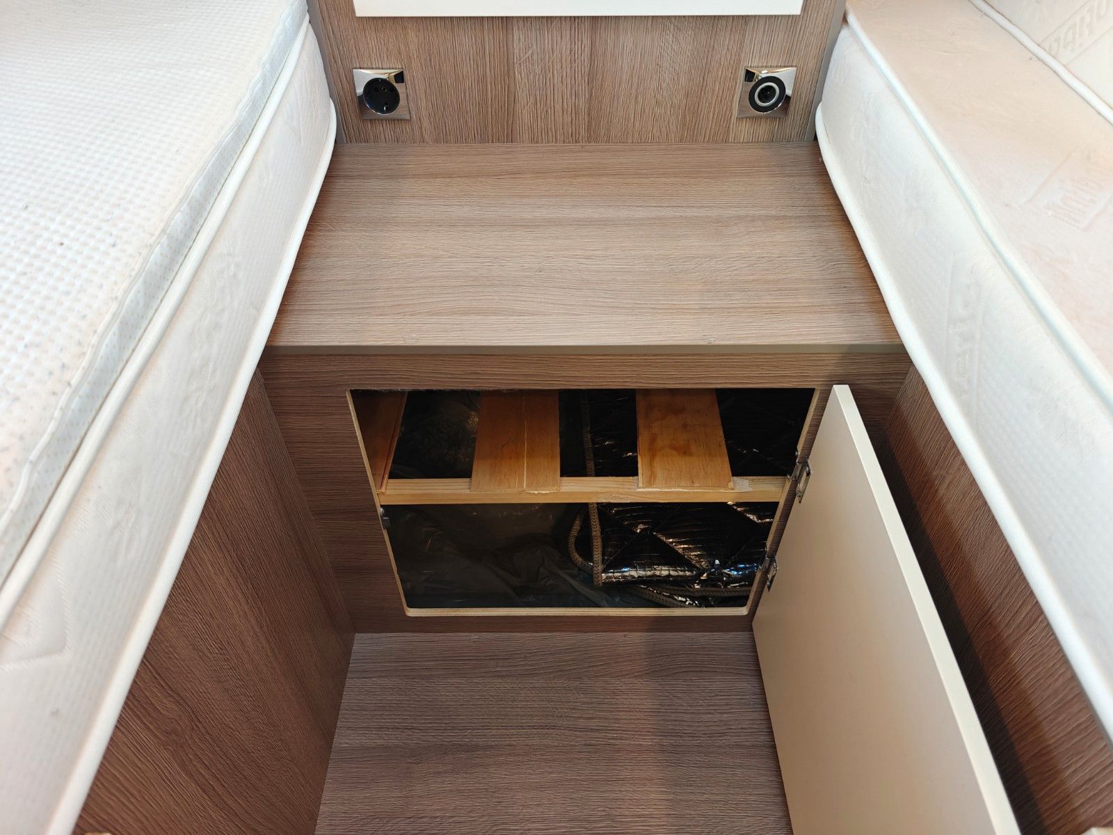 Fahrzeugabbildung XGO Dynamic 99 P + Hubbett, Solar, SAT, TV, Markise