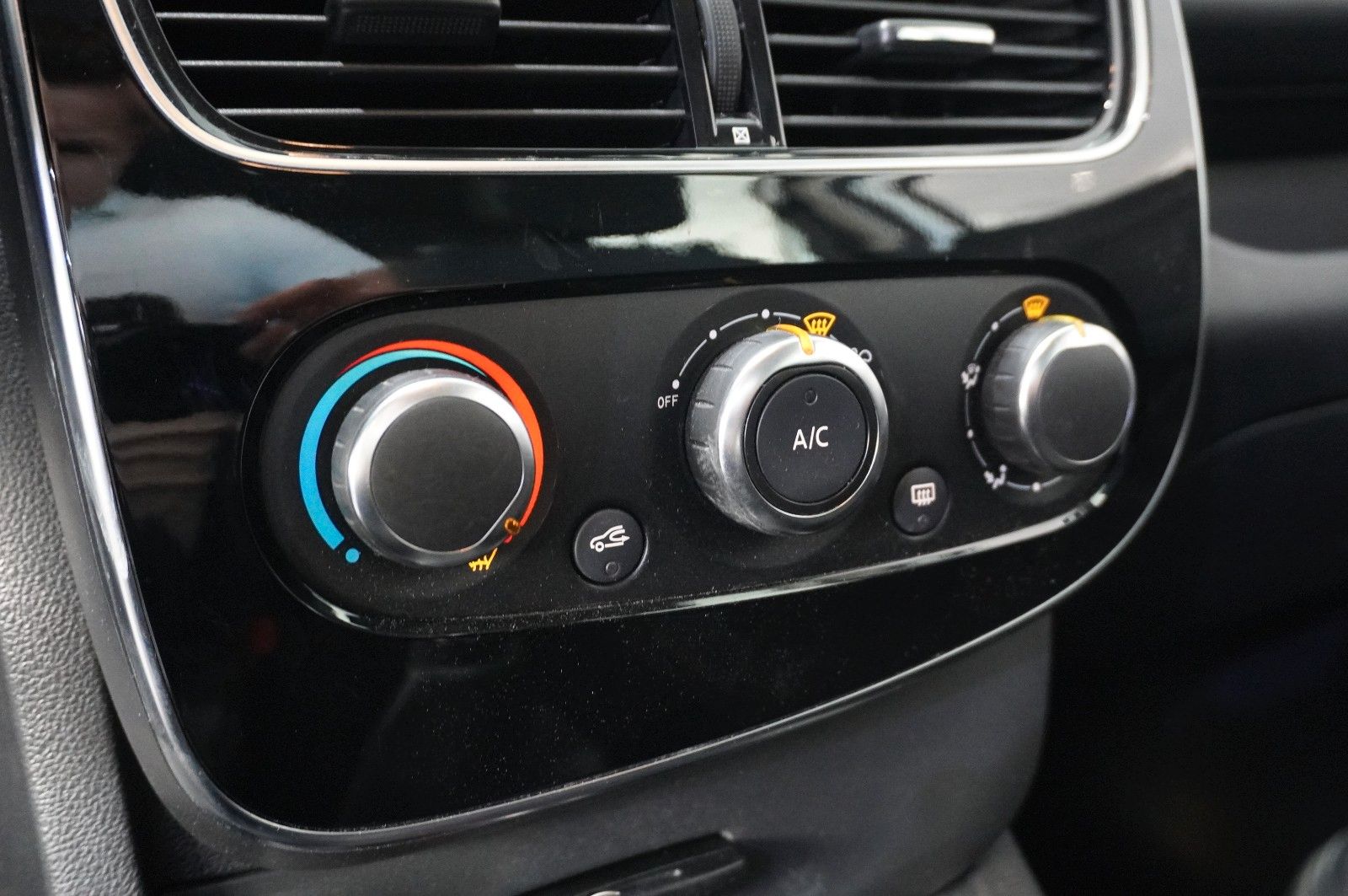 Fahrzeugabbildung Renault Clio IV 0.9 TCE LIM. ENERGY LED/SHZ/PDC/TEMP/DAB