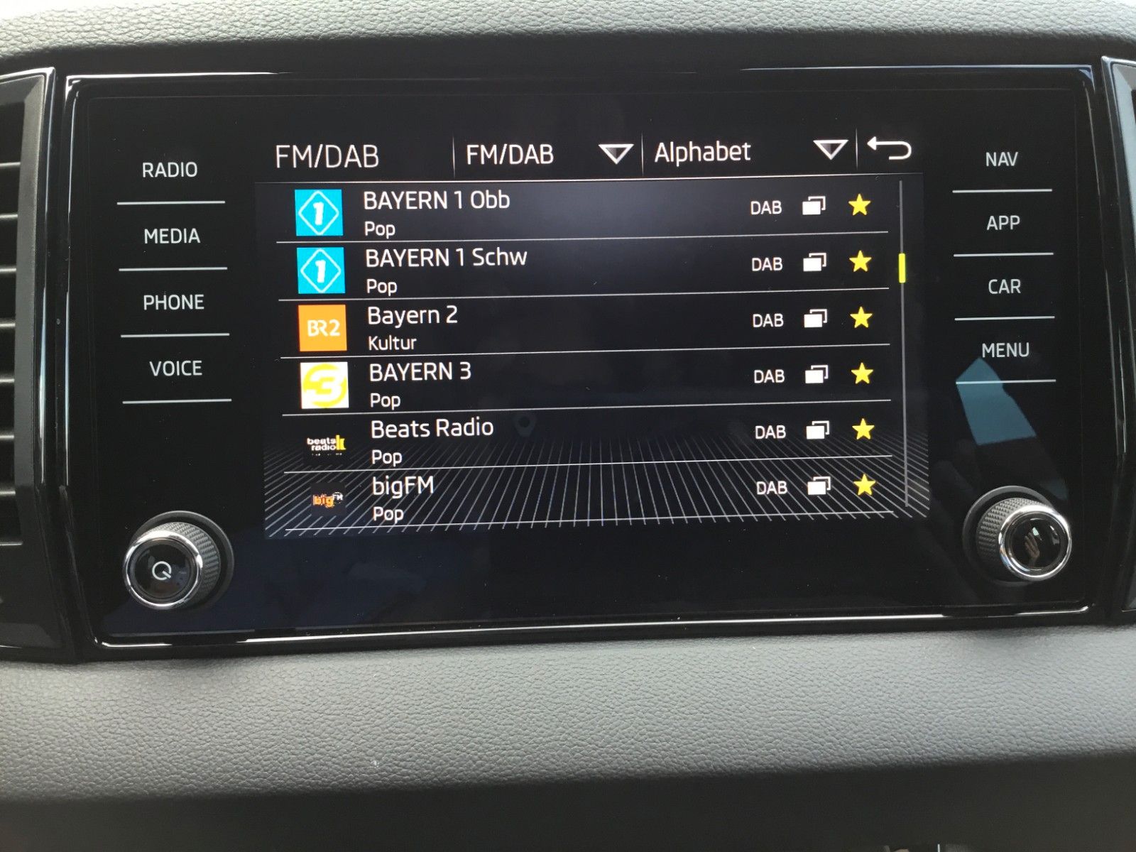 Fahrzeugabbildung SKODA Karoq 2.0l TSI DSG 4x4 Sportline+AHK+Matrix+Pano