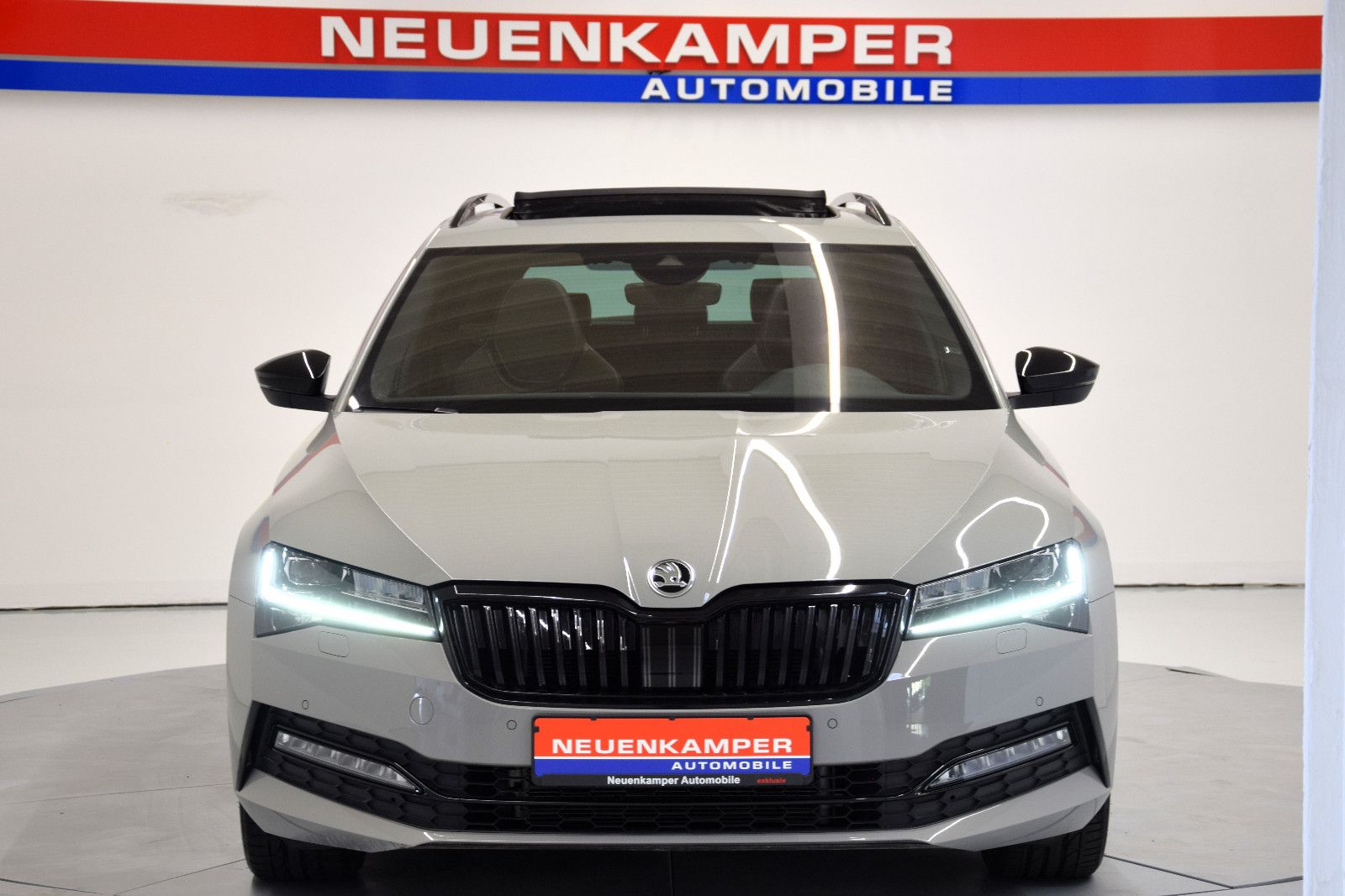 Fahrzeugabbildung SKODA Superb Combi Sportline 2.0 TSI DSG Pano ACC Memo