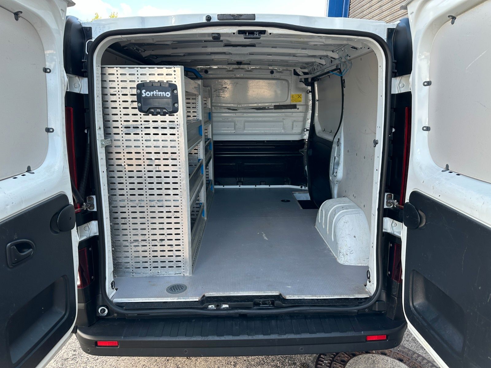 Opel Vivaro - 1