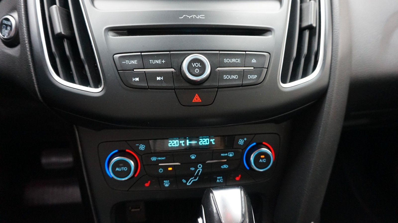 Fahrzeugabbildung Ford Focus Turnier Titanium  4,4L / 100 Verbrauch