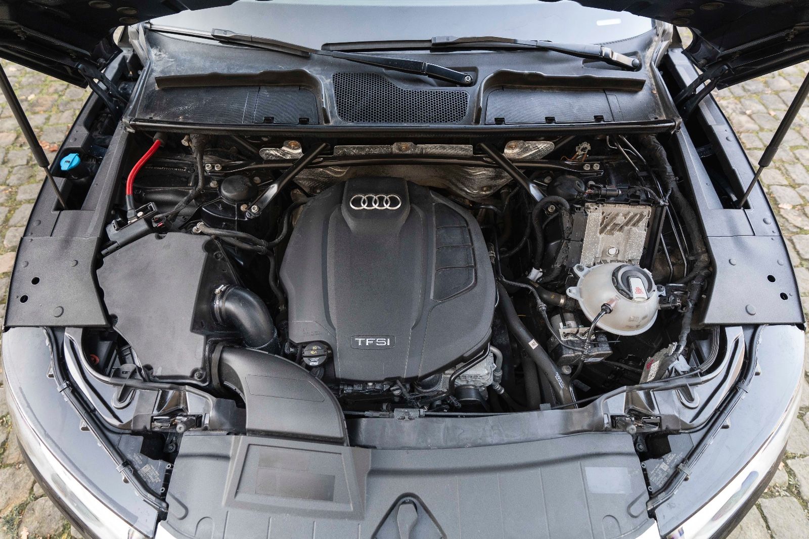 Fahrzeugabbildung Audi Q5 2.0 TFSI QUATTRO S-LINE 360° B&O TOTW SHZ PDC