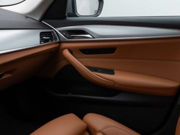 Fahrzeugabbildung BMW 520d Kamera HUD DAB Lenkrhzg Massage AHK Alarm