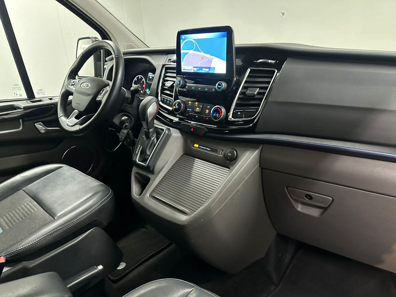 Fahrzeugabbildung Ford Tourneo Custom L1H1 Active*SDH*AHK*8-SITZE*XENON