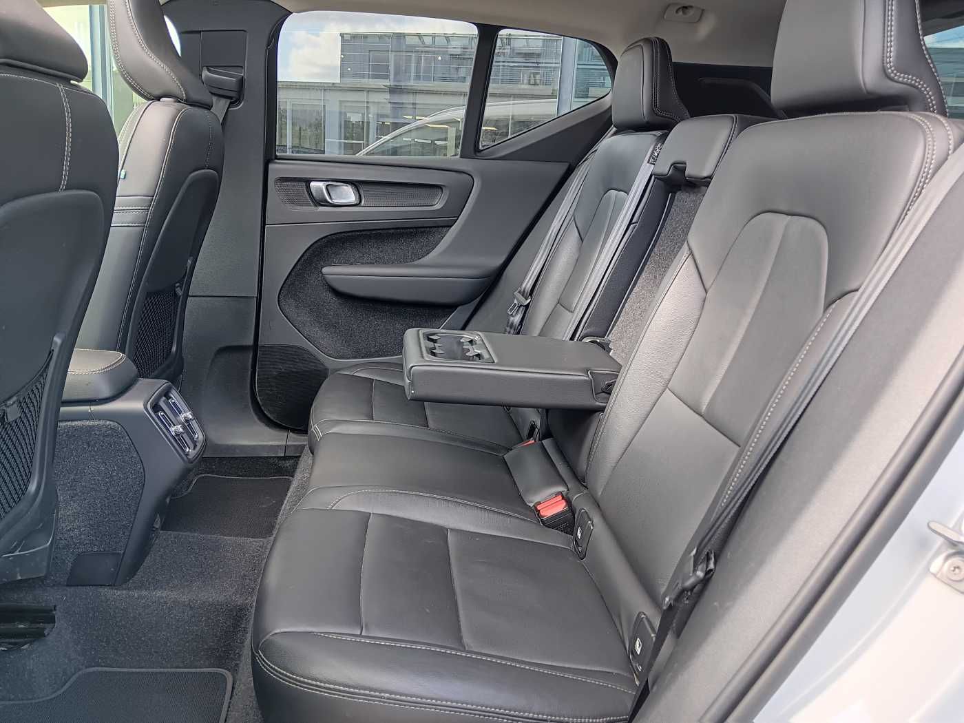 Fahrzeugabbildung Volvo XC40 D4 AWD Aut. Momentum Pro 'Glasdach, AHK'