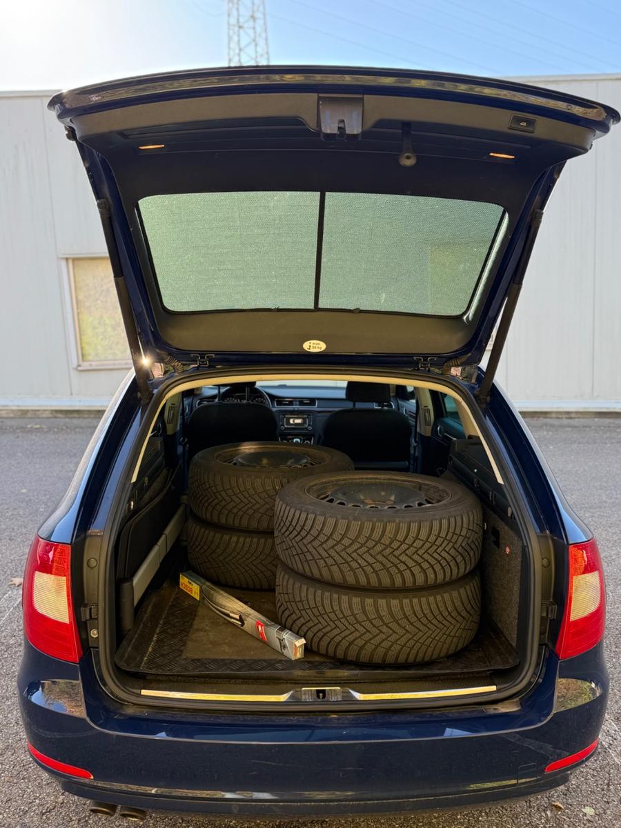 Skoda Superb 2012 — interior