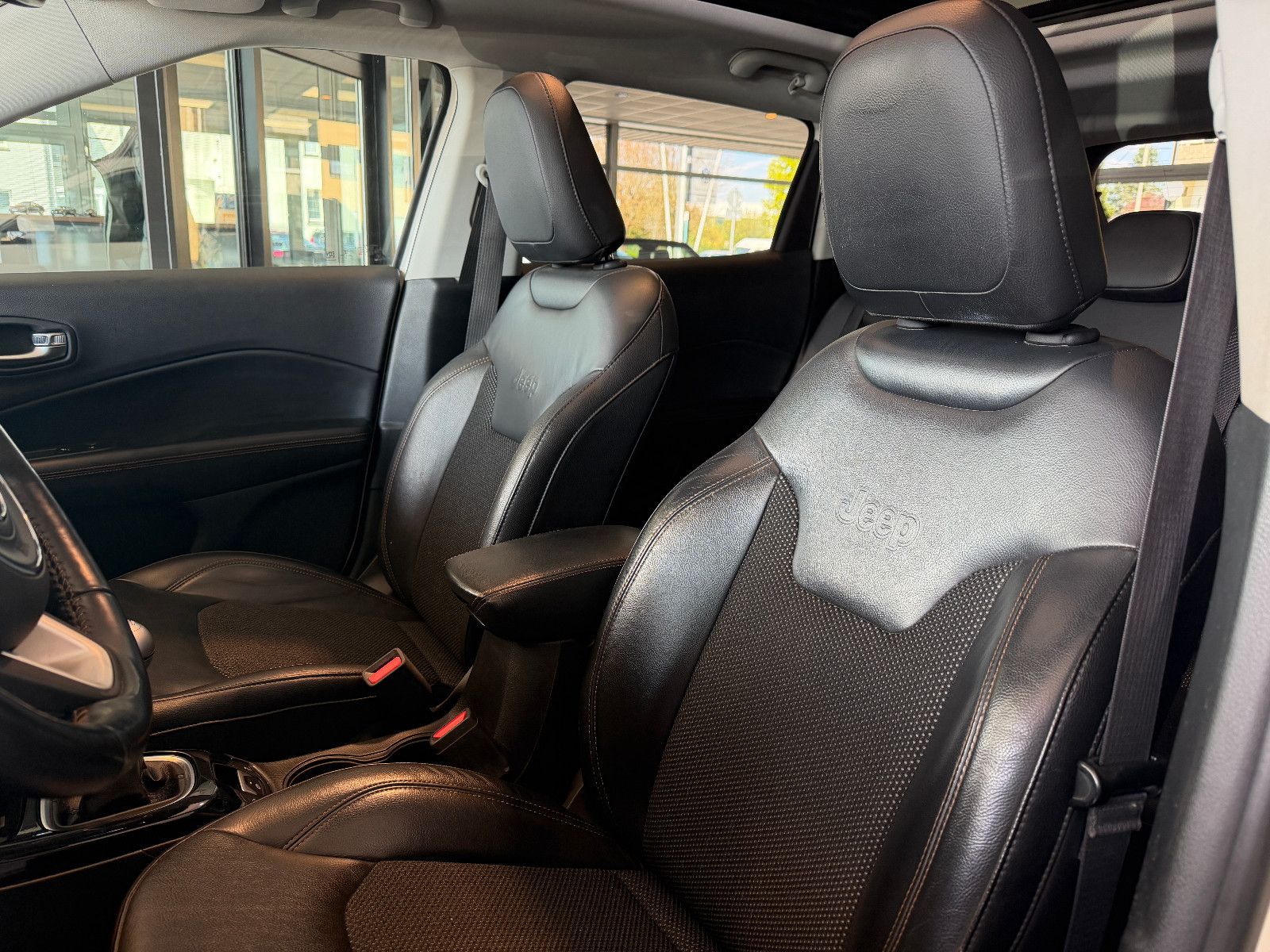 Fahrzeugabbildung Jeep Compass Limited 4WD /PANO/SHZ/L-HEIZ/PDC