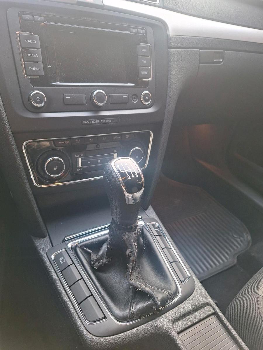 Skoda Superb 2011 — photo 7