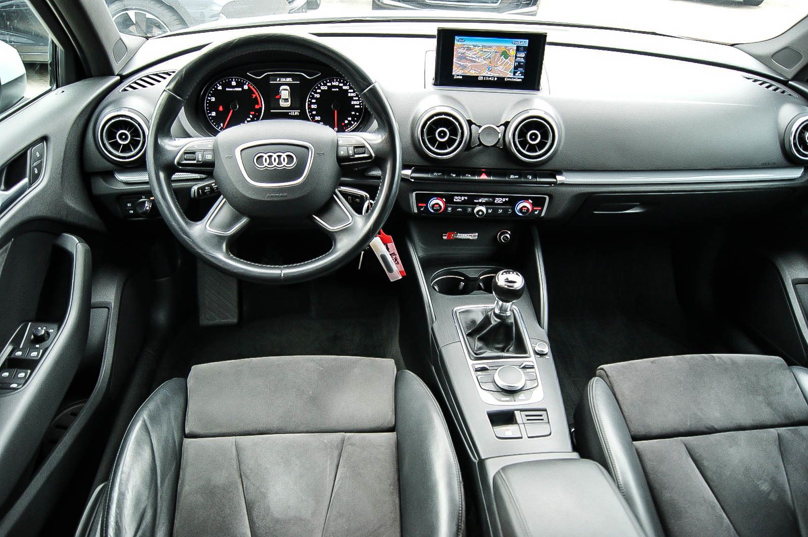 Fahrzeugabbildung Audi A3 Limousine 1.4 TFSI S-LINE NAVIGATION XENON 18
