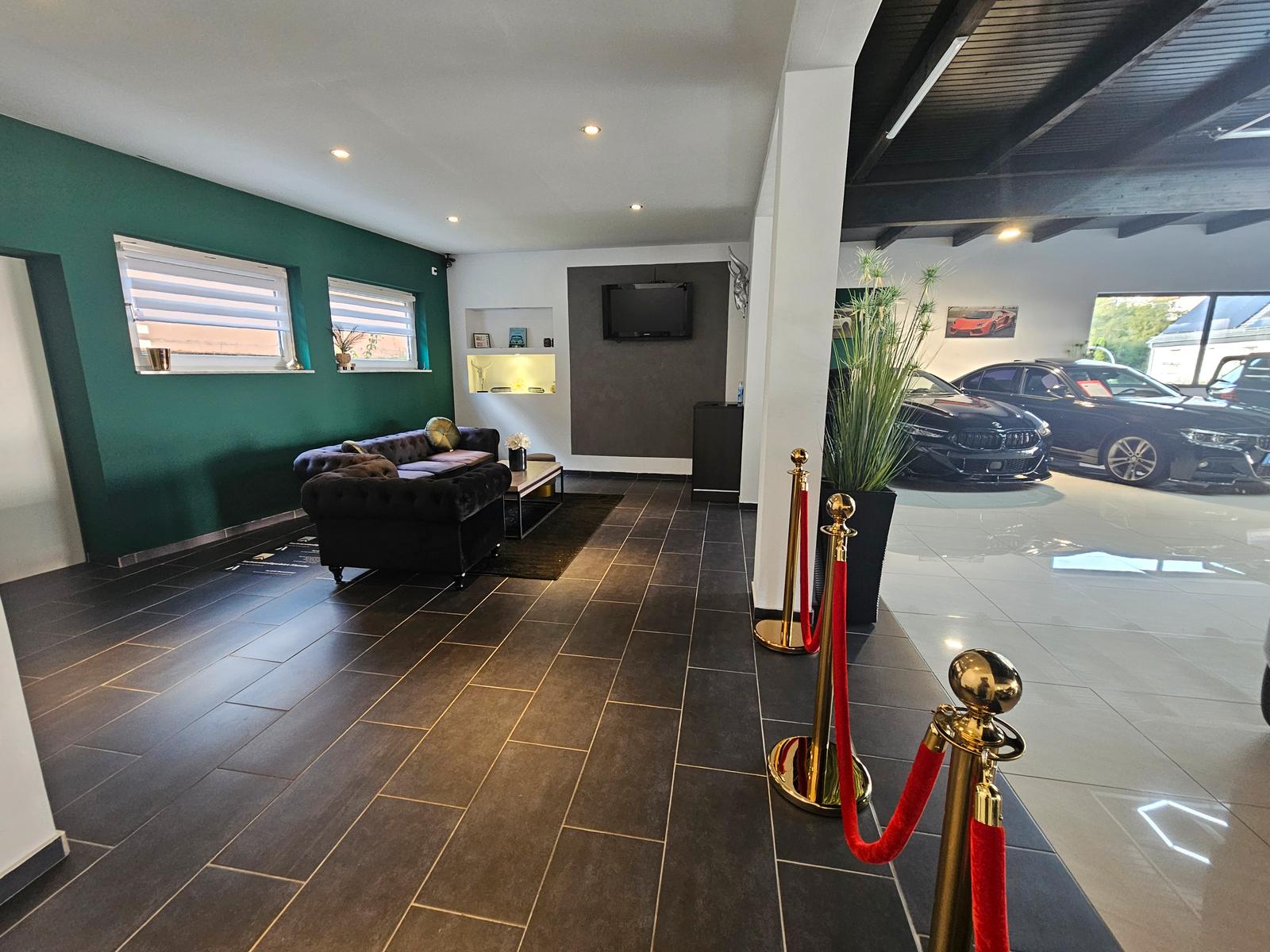 showroom-image-top