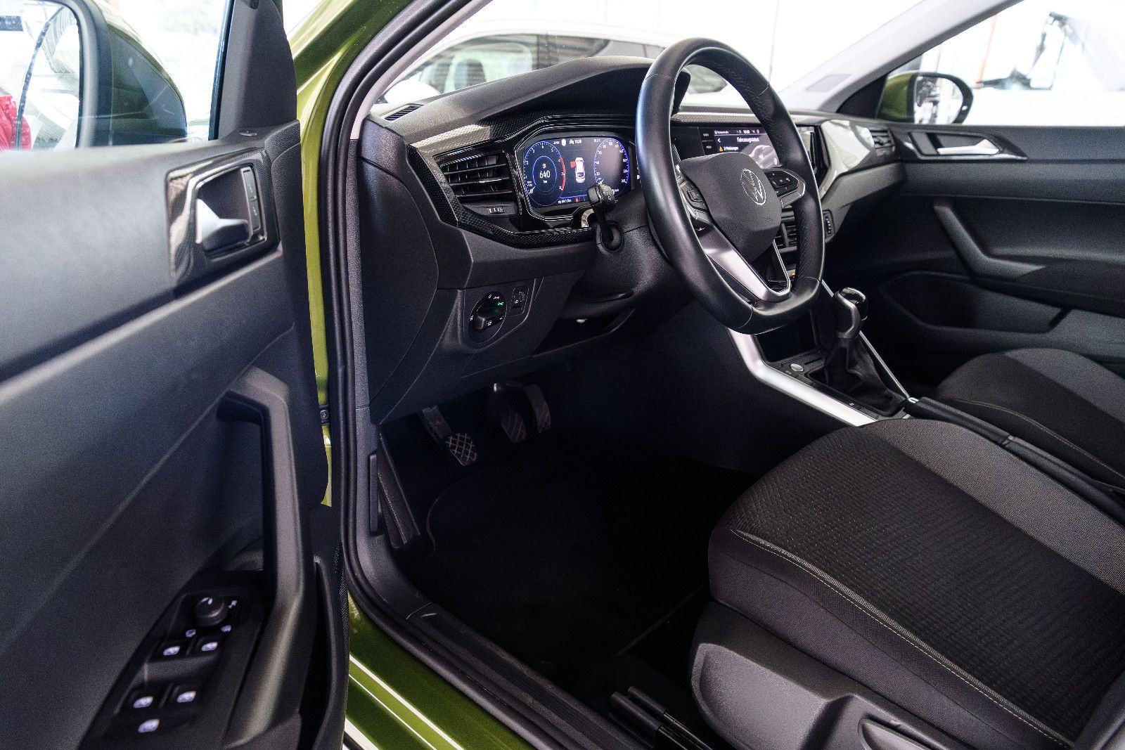 Fahrzeugabbildung Volkswagen Taigo Life+LED+KAMERA+SHZ+GJR+DIGIT.TACHO+ACC+IQ