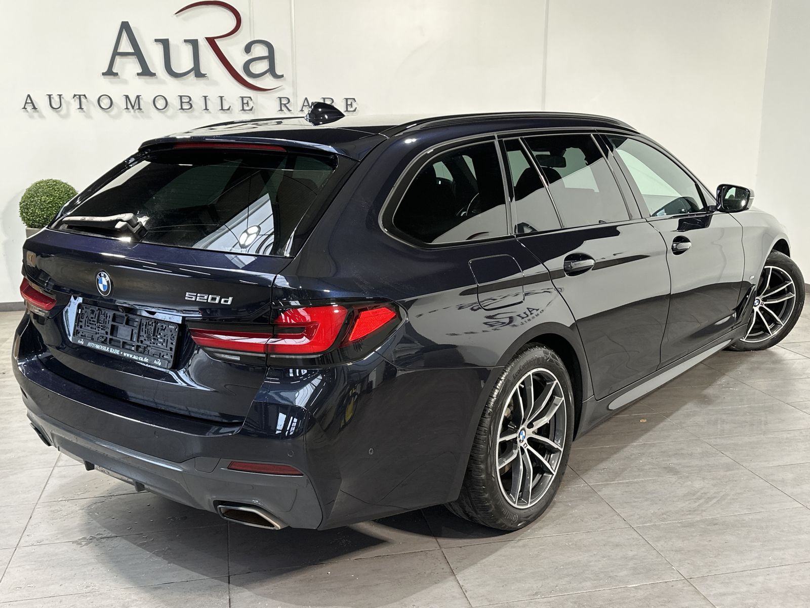 Fahrzeugabbildung BMW 520d Touring M-Sport NAV+LED+HIFI+KAMERA+18ZO+PP