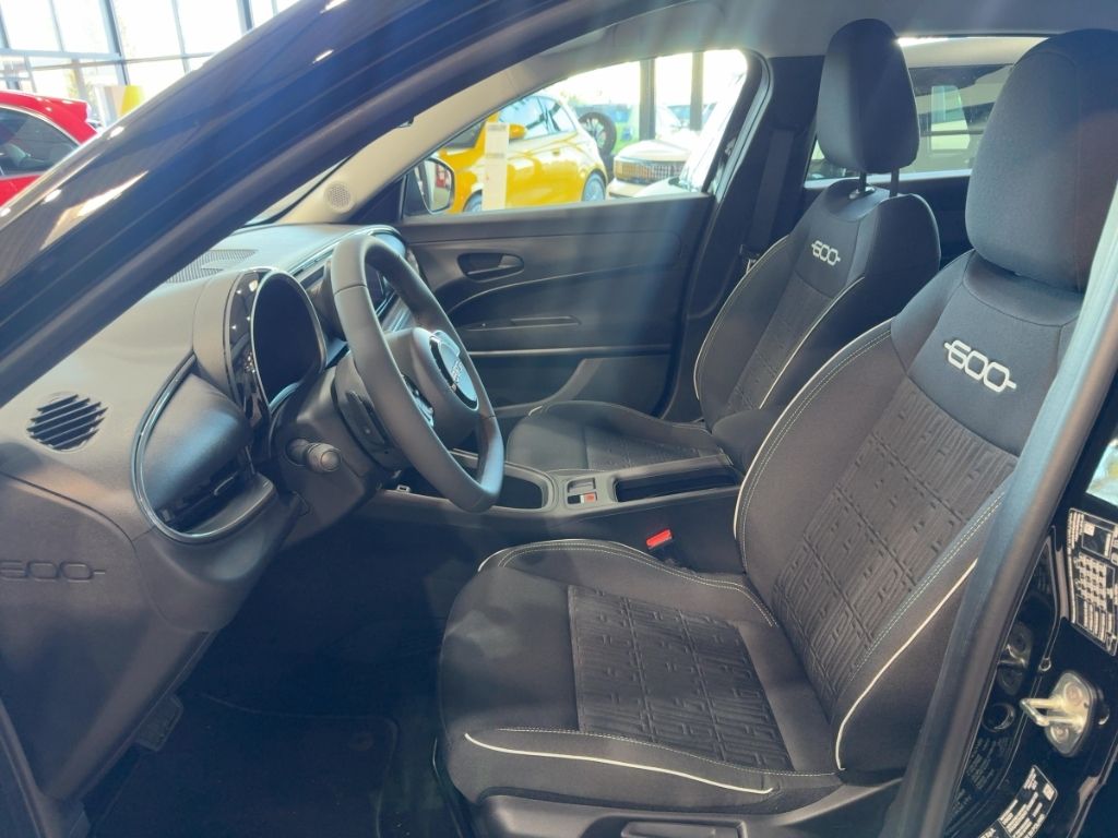 Fahrzeugabbildung Fiat 600 Hybrid MY25 Business Edition, Ganzjahresreif