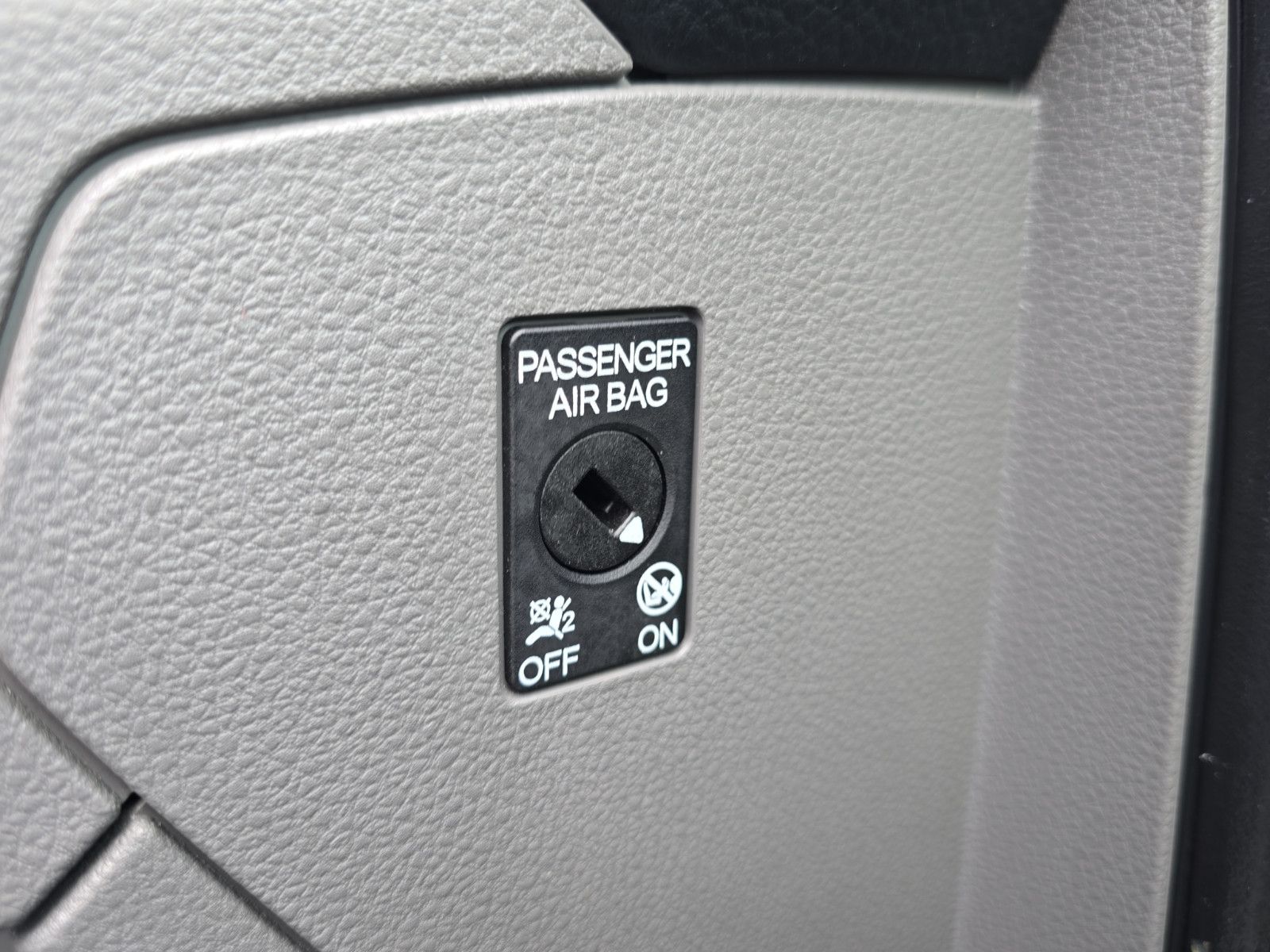 Fahrzeugabbildung Volkswagen T6 Transporter Kombi Langer Radstand 9 Sitzer