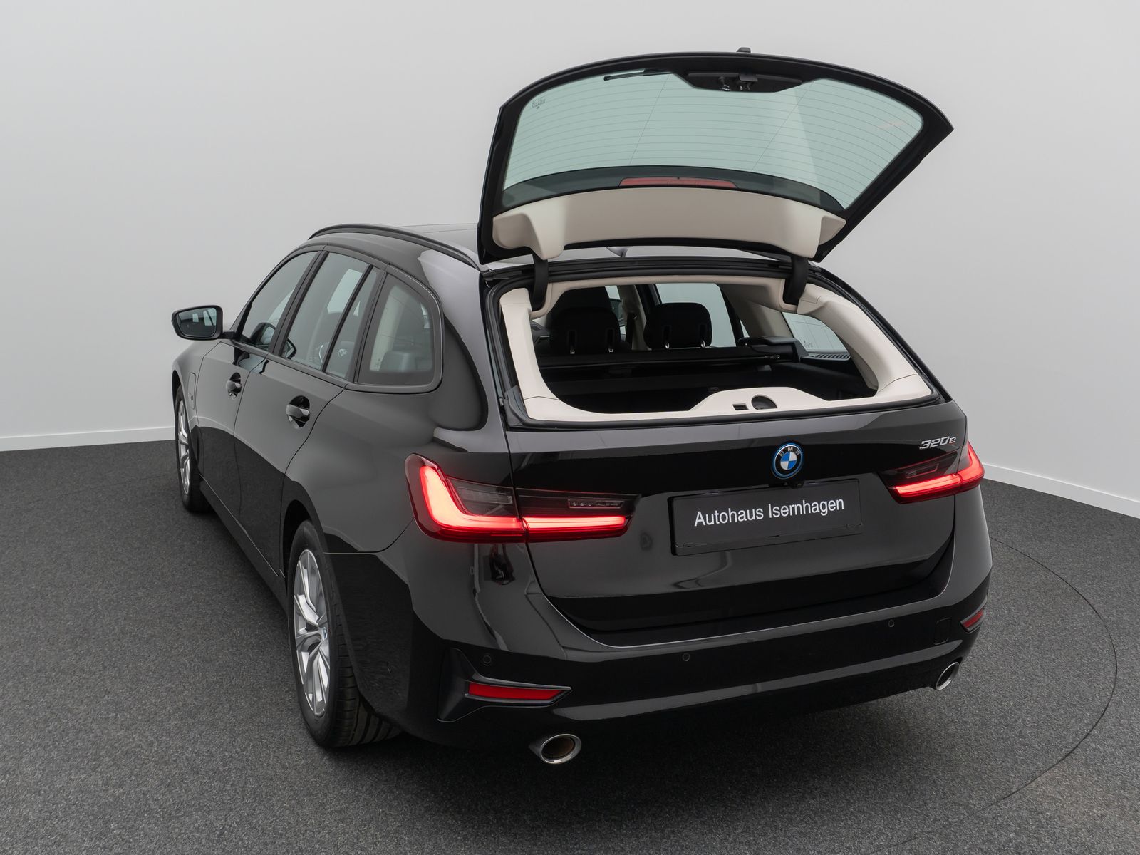 Fahrzeugabbildung BMW 320e Panorama Kamera DAB Alarm Geschwindigkeit