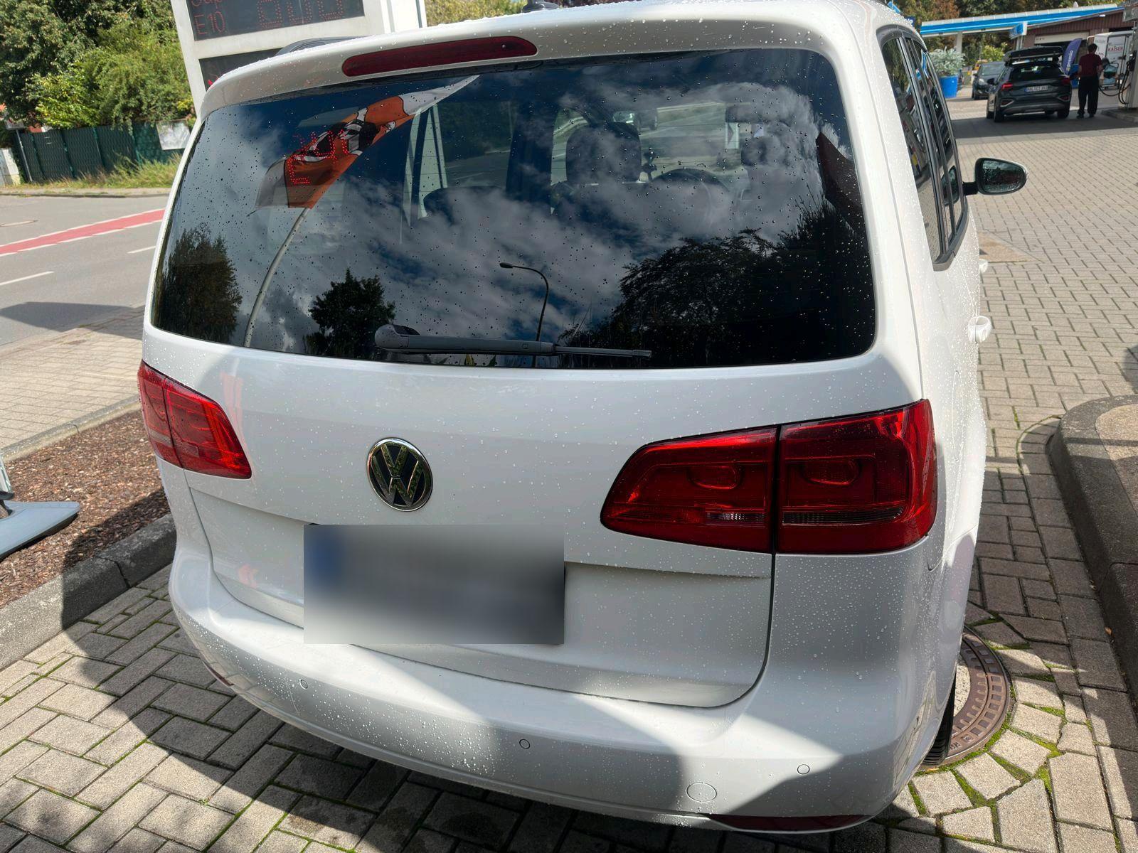 Volkswagen Touran 2013 — interior