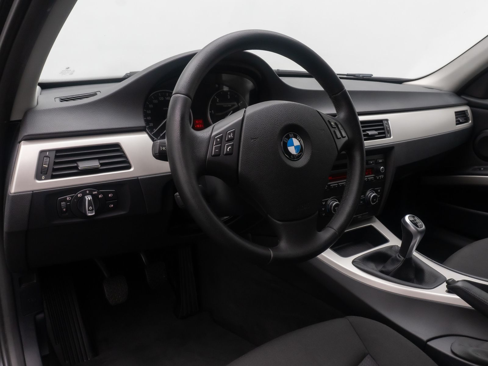 Fahrzeugabbildung BMW 318d GeschwindigReg PDC KlimaAut Freischprech