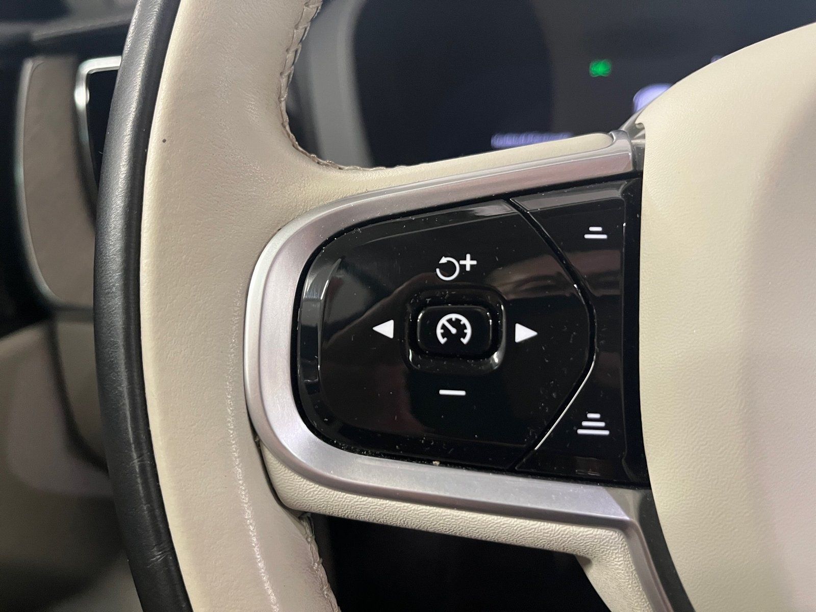 Fahrzeugabbildung Volvo XC 60 B5 AWD Inscription HUD*360°*Kardon*AHK*