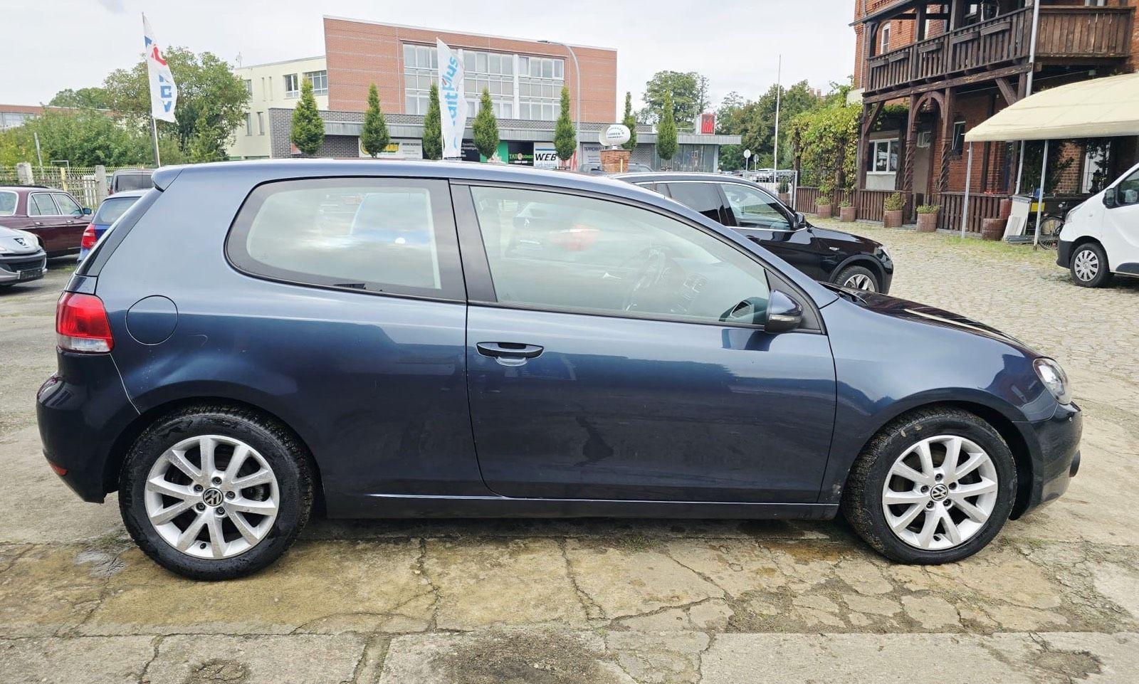 Volkswagen Golf 2009 — interior