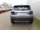 Jeep Avenger Altitude 1.2 e-Hybrid/AT/Allwetterreifen - Jeep Avenger Altitude mit Hybrid-Antrieb (Benzin/Elektro)