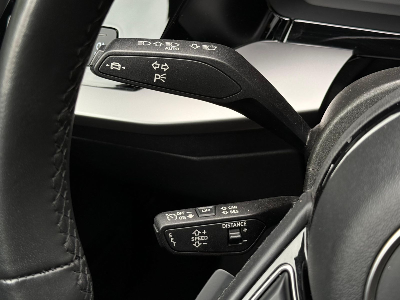 Fahrzeugabbildung Audi A3 35 TFSI S-tr. S-Line PANO+LED+ACC+SHZ+CARPLAY