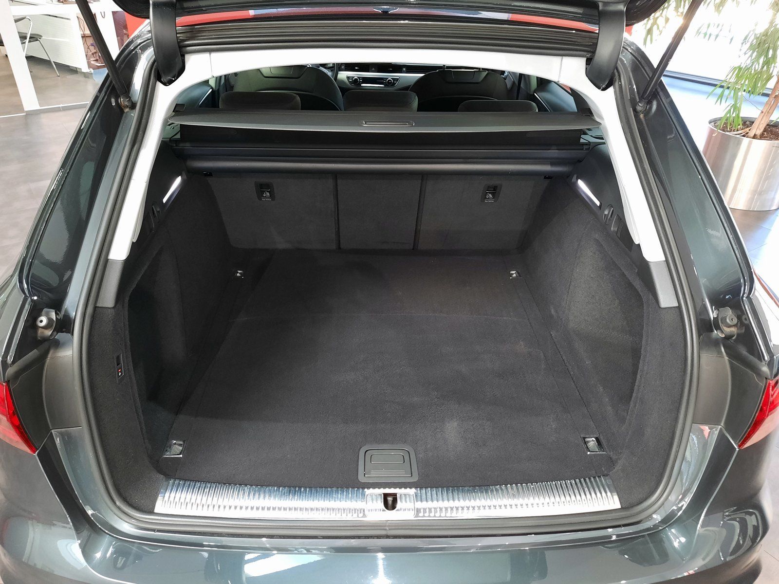 Fahrzeugabbildung Audi A4 Avant 30 TDI advanced S-tronic *AHK*LED*Navi*
