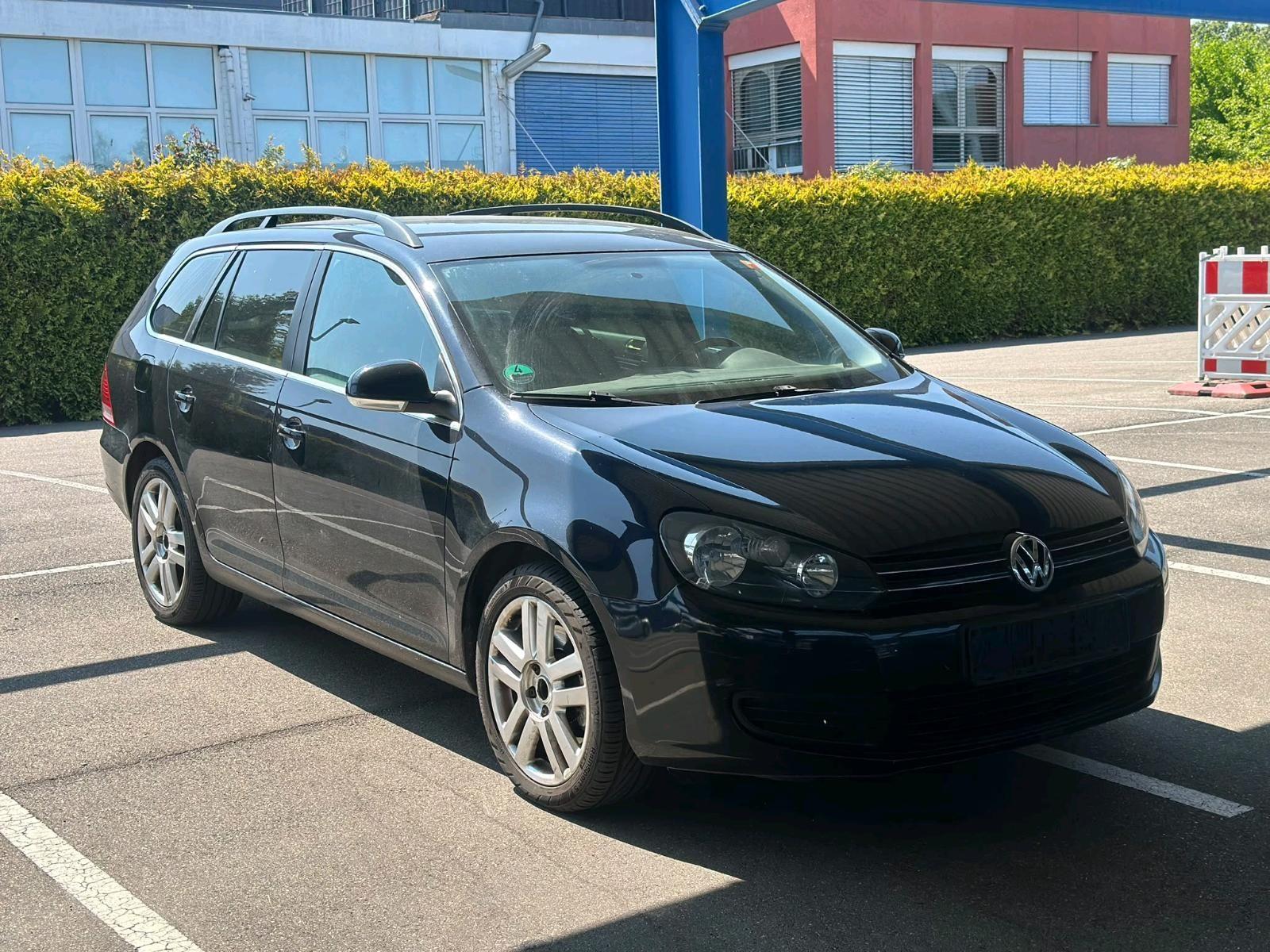 Volkswagen Golf 2011 — rear view