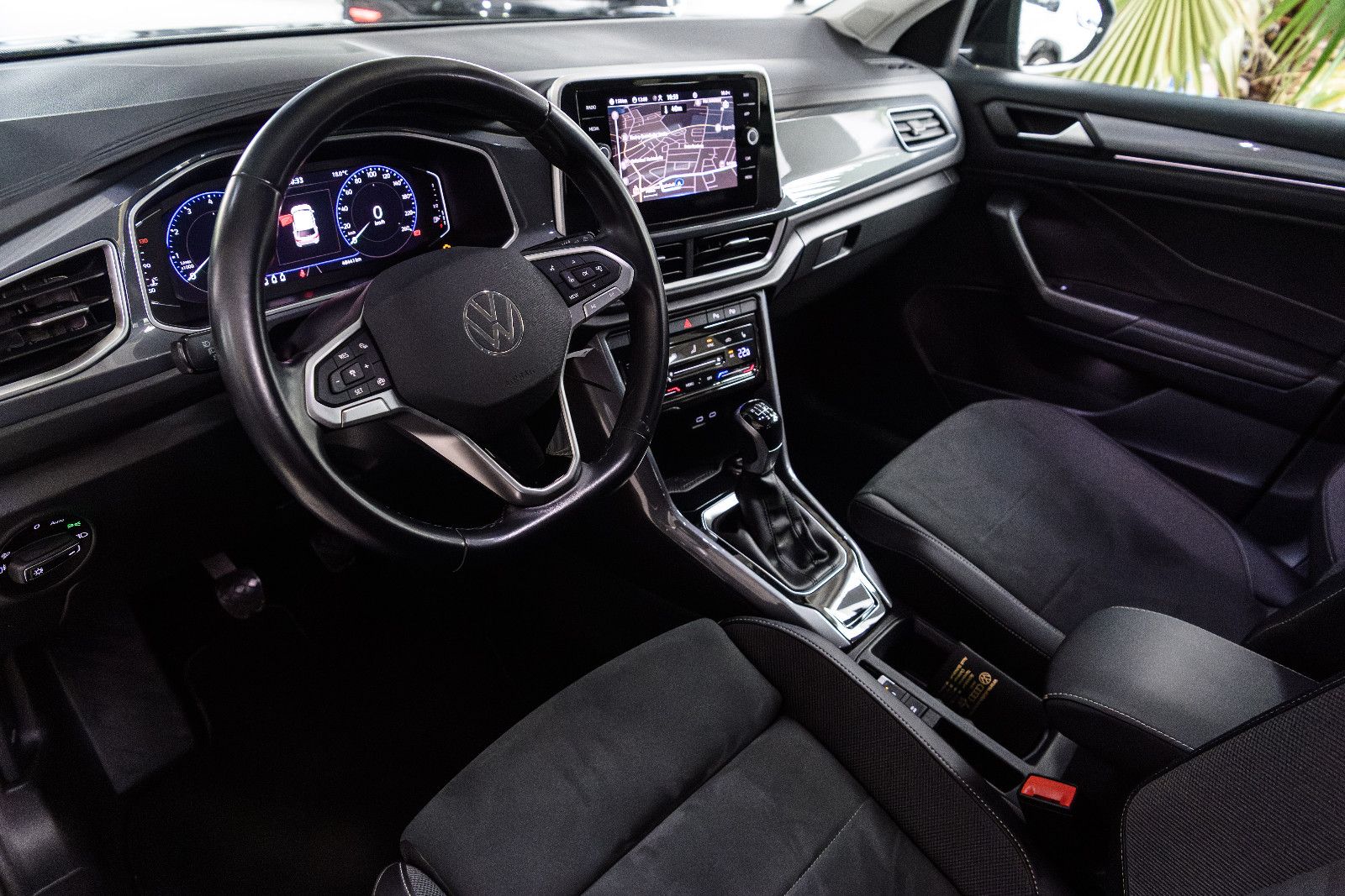 Fahrzeugabbildung Volkswagen T-Roc Style+LED+AHK+ACC+SHZ+GJR+APPCONNECT