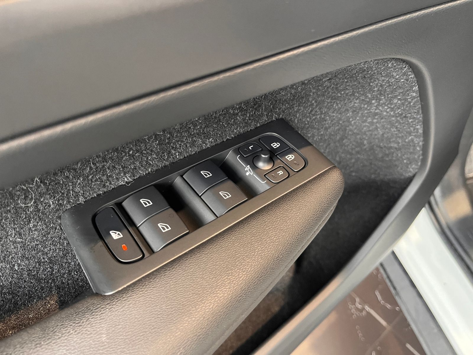 Fahrzeugabbildung Volvo XC40 AWD AHK LED NAVI ALU