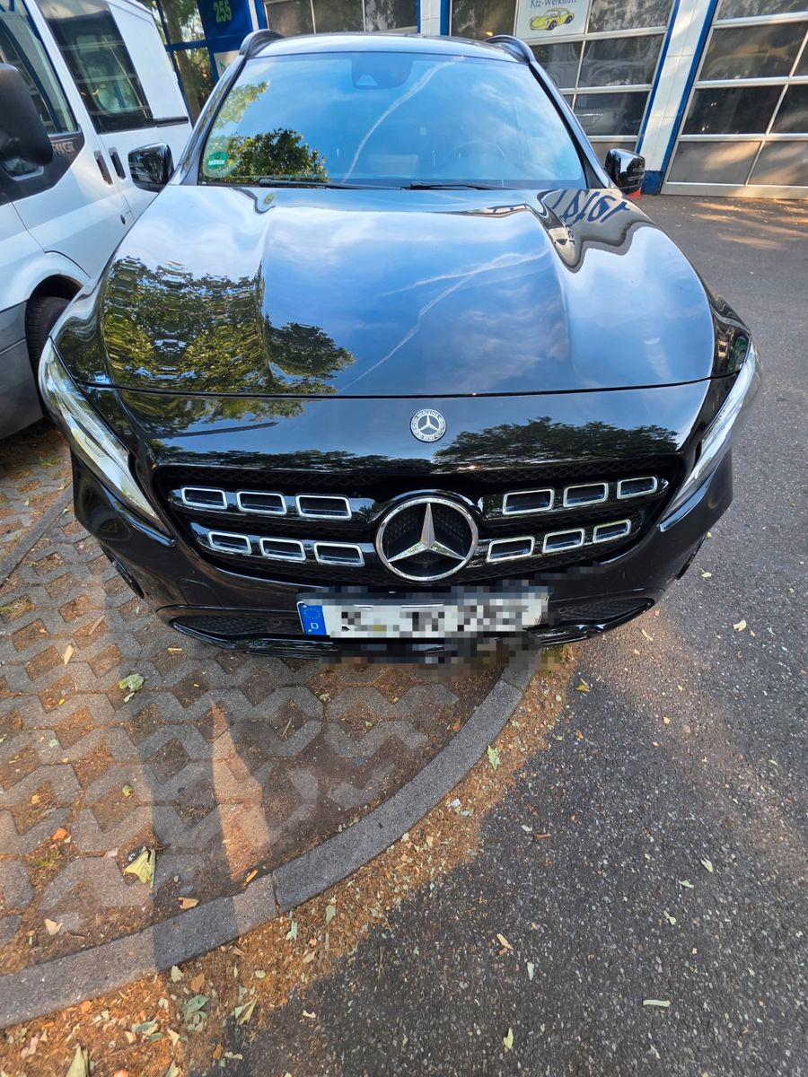 MERCEDES-BENZ GLA 180 -